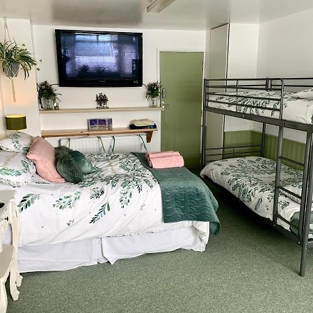 Barrs Court Beds Bed & Breakfast Warmley ภายนอก รูปภาพ