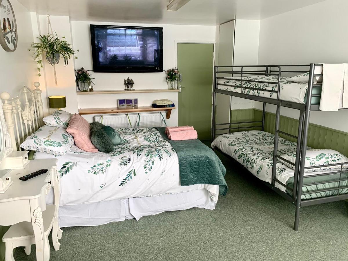 Barrs Court Beds Bed & Breakfast Warmley ภายนอก รูปภาพ