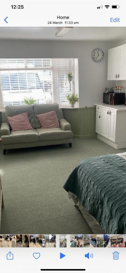 Barrs Court Beds Bed & Breakfast Warmley ภายนอก รูปภาพ