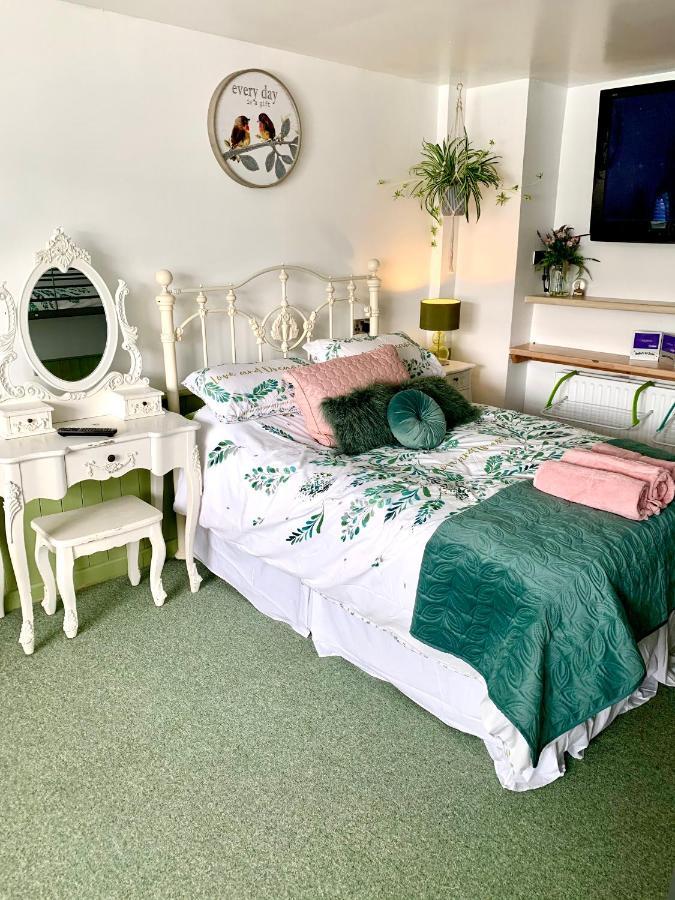 Barrs Court Beds Bed & Breakfast Warmley ภายนอก รูปภาพ