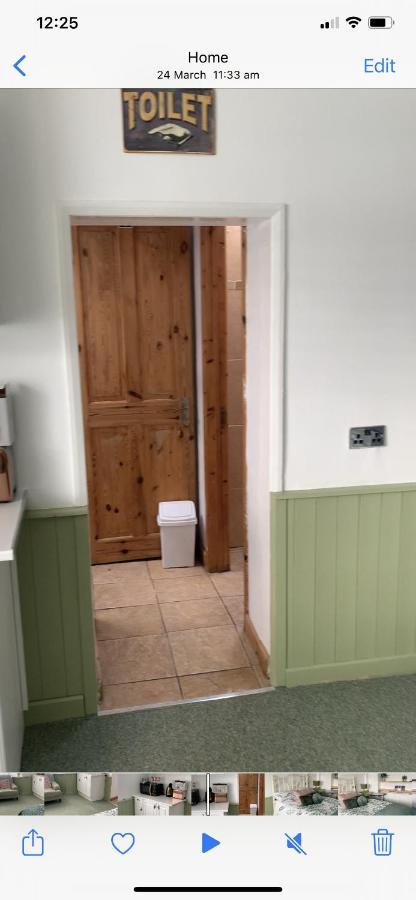 Barrs Court Beds Bed & Breakfast Warmley ภายนอก รูปภาพ