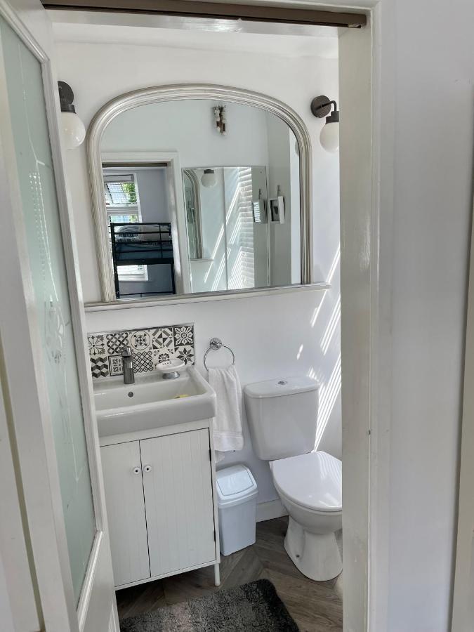 Barrs Court Beds Bed & Breakfast Warmley ภายนอก รูปภาพ